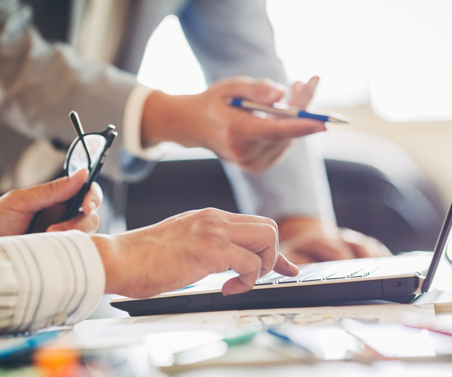 Equipo de profesionales colaborando frente a un computador, ejemplo de cómo la comunicación interna fortalece la productividad y la coordinación en las empresas.